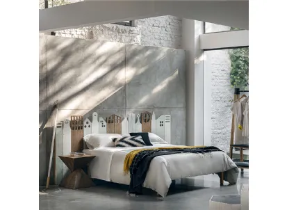 Letto con testiera di design realizzata in legno massello di Conifera Manhattan di Dialma Brown