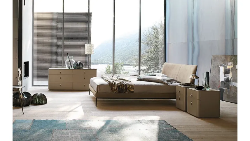Letto con piedi in alluminio e imbottitura in tessuto Maya di Alivar