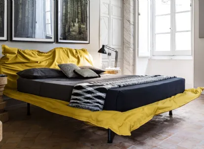 Letto di design effetto stropicciato Big Hug di Mogg