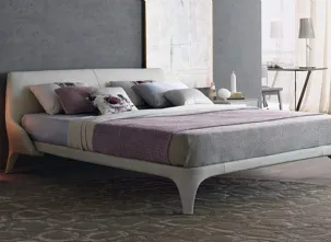 Letto matrimoniale con testiera rivestito in pelle Nice di Misuraemme
