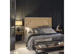 Letto con testiera rivestita in tessuto con design geometrico borchiato Pinthea di Dialma Brown