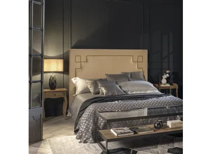 Letto con testiera rivestita in tessuto con design geometrico borchiato Pinthea di Dialma Brown