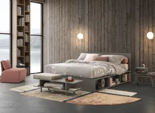 Letto in legno dalle linee essenziali Pongo con testiera e librerie laterali di Oggioni