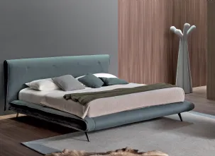 Letto in tessuto imbottito con testiera Saddle Bed di Bonaldo