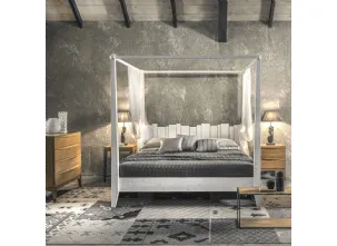 Letto a baldacchino con testiera Santorini realizzato in legno massello di Conifera di Dialma Brown