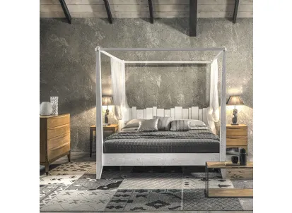 Letto a baldacchino con testiera Santorini realizzato in legno massello di Conifera di Dialma Brown