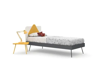 Letto singolo Trio con testiera alla quale è stato applicato un triangolo di Nidi