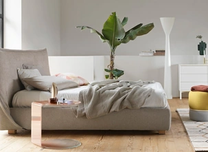 Letto in tessuto Softly con testiera morbida di Calligaris