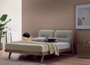 Letto moderno in legno con testiera in tessuto imbottito Sussurro di Le Fablier