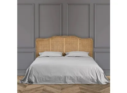 Letto con testiera sagomata in legno massello di Rovere naturale spazzolato con Paglia di Vienna Thesan di Dialma Brown