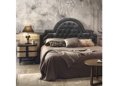 Letto con testiera in legno stratificato, rivestita in tessuto con design sagomato e borchiato, finitura Capitonné Yarah di Dialma Brown