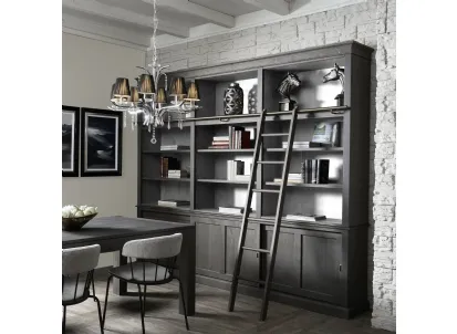 Libreria a muro con scaletta Benaldena realizzata in legno di Conifera in finitura Dark Grey, con interni in Light Grey di Dialma Brown