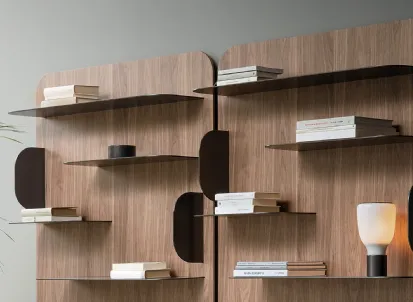 Libreria a muro Blabla in legno con ripiani in metallo di Bonaldo