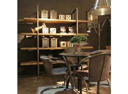 Libreria a muro Carpenter con struttura in metallo finitura Ferro Brunito e piani in legno vecchio finitura naturale di Dialma Brown