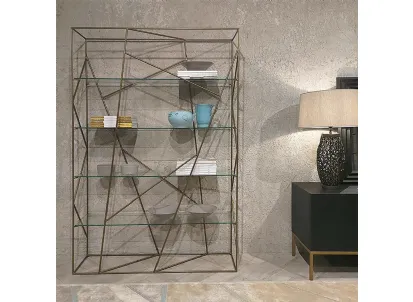 Libreria bifacciale Fiammetta realizzata in metallo laccato Antique Gold con ripiani in cristallo di Dialma Brown
