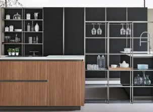 Libreria divisoria Gravity 02 in metallo con ripiani in vetro di Veneta Cucine