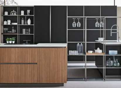 Libreria divisoria Gravity 02 in metallo con ripiani in vetro di Veneta Cucine