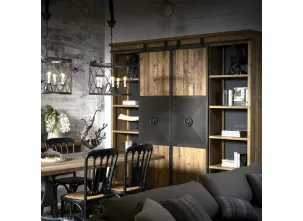 Libreria a muro con due ante scorrevoli Hemingway in legno vecchio naturale e rifiniture in Ferro Brunito di Dialma Brown