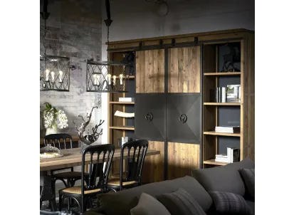 Libreria a muro con due ante scorrevoli Hemingway in legno vecchio naturale e rifiniture in Ferro Brunito di Dialma Brown
