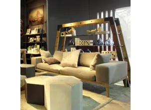 Libreria bifacciale Komelia con 4 ripiani in cristallo realizzata in legno massello di Old Pine con finiture in metallo color Grafite di Dialma Brown