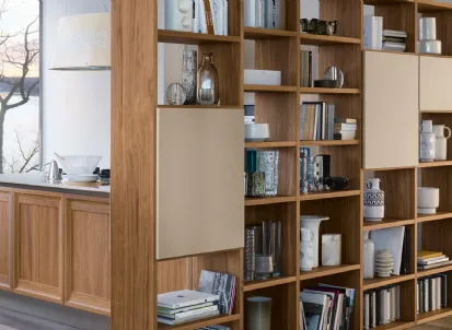 Libreria divisoria Living in finitura Noce Canaletto e laccato opaco Beige Ecru di Veneta Cucine