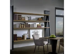 Libreria a muro Loft realizzata in legno massello di Old Pine naturale con finiture color Lavagna di Dialma Brown