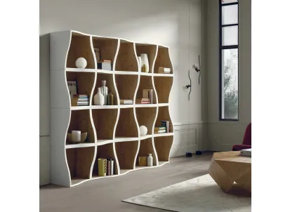 Libreria componibile bifacciale Modula realizzata in legno massello di Conifera, lavorato a mano con interno old pine e esterno laccato Neve di Dialma Brown
