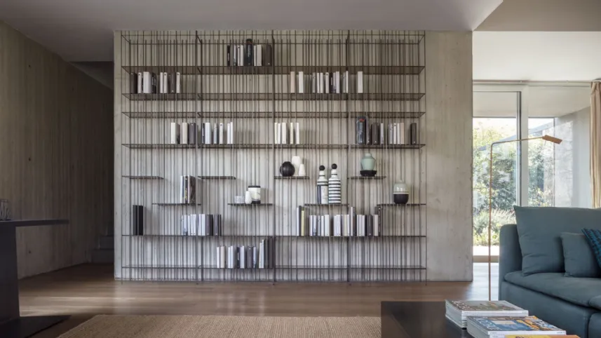 Libreria di design in metallo con ripiani in cristallo Metrica di Mogg