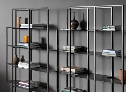 Libreria di design a muro Optic in metallo verniciato opaco di Bonaldo