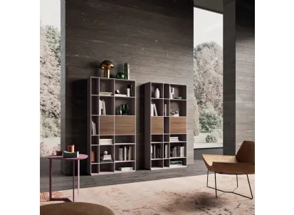 Libreria a muro in laccato opaco ortensia e materico finitura frassino cuoio di Orme
