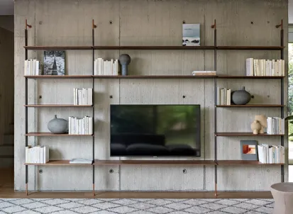 Libreria a muro componibile Roll con ripiani in legno e montanti in metallo di Bonaldo