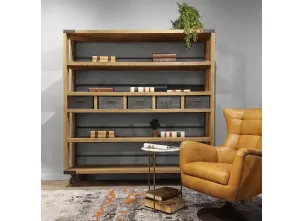 Libreria a muro su ruote Trolley realizzata in legno massello di Old Pine con finiture in metallo color grafite di Dialma Brown