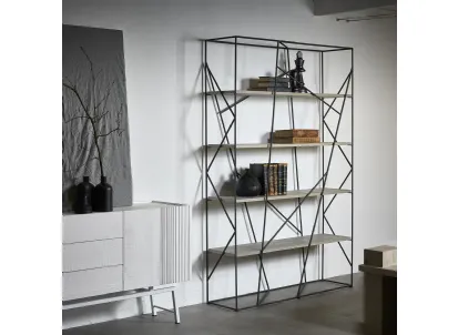 Libreria bifacciale Two Side realizzata in metallo zigrinato laccato con ripiani in legno massello di Conifera di Dialma Brown