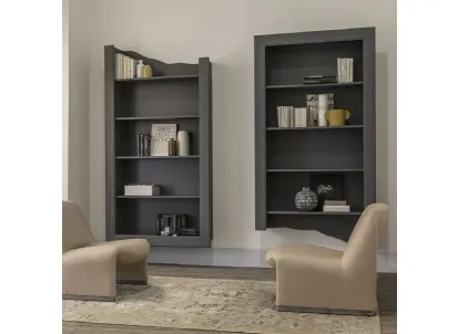 Libreria sospesa Viceversa realizzata in legno stratificato e legno massello di Conifera di Dialma Brown
