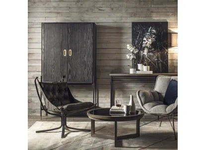 Madia alta Alya realizzata in legno stratificato e legno massello di Rovere laccato color brunito con base in metallo color Grafite e piedini in ottone di Dialma Brown