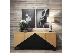 Madia Chama realizzata in agglomerato di legno e stratificato di Rovere naturale laccato color Grafite a poro aperto con base in metallo color Grafite di Dialma Brown