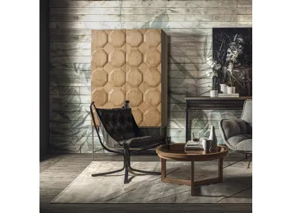 Madia alta Girona realizzata in legno stratificato e legno massello di Mindi naturale con base in metallo color Light Brass di Dialma Brown
