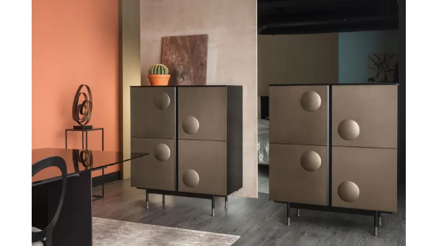 Madia Alta con ante rivestite in metallo con quattro sezioni di sfera in rilievo Melody Cabinet di Cantori