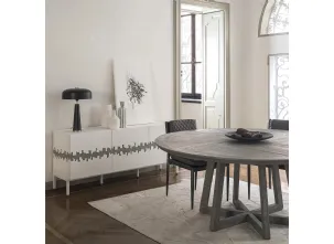 Madia Meta realizzata in legno stratificato laccato e legno massello di Conifera con base in metallo dello stesso colore e piedini in legno di Dialma Brown