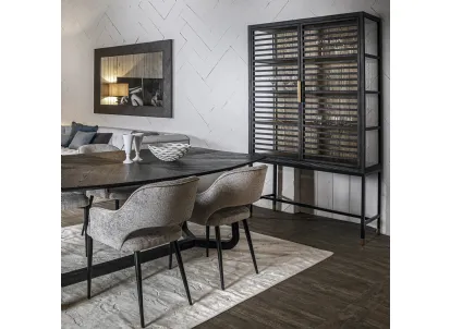 Madia alta Mikonos realizzata in legno stratificato laccato color brunito e legno massello di Rovere con base in metallo color Grafite e piedini in ottone di Dialma Brown