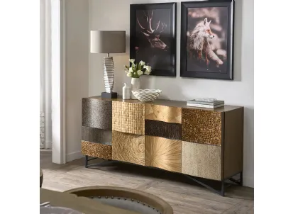 Madia Oltremare realizzata in materiali naturali tropicali, Bamboo, Giunco, Rattan, Madreperla etc. con struttura in legno stratificato e base in metallo color Grafite di Dialma Brown