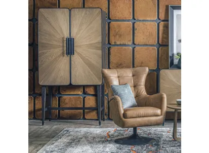 Madia alta Perseo realizzata in legno stratificato laccato color brunito e legno massello di Rovere naturale con base in legno e piedini in metallo color Grafite di Dialma Brown