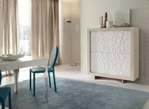 Madia Picasso P2 Mito con scocca in rovere e ante in acciaio martellato laccato bianco lucido di Riflessi