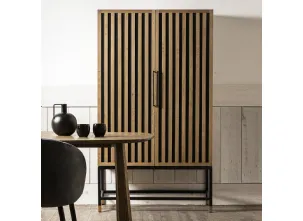 Madia alta Samos realizzata in legno stratificato laccato color grafite e legno massello di Rovere naturale con base in metallo color Grafite e piedini in ottone di Dialma Brown