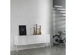 Madia Wave Low realizzata in legno stratificato laccato e legno massello di Conifera con struttura in metallo di Dialma Brown