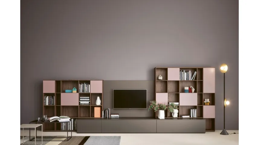 Parete attrezzata con libreria Wall 12 01 in laccato opaco di Novamobili
