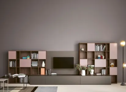 Parete attrezzata con libreria Wall 12 01 in laccato opaco e legno di Novamobili