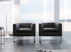 Poltroncina squadrata in tessuto con base in acciaio Club di Alivar