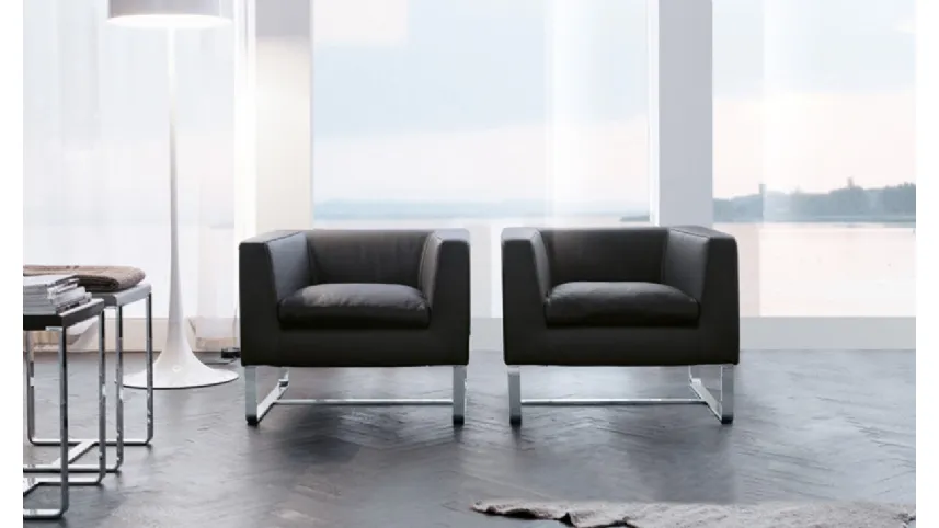 Poltroncina squadrata in tessuto con base in acciaio Club di Alivar