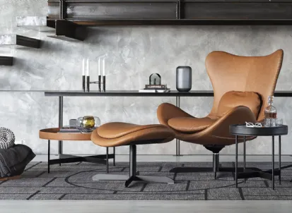 Poltrona in pelle con base in metallo girevole e basculante Relax con pouf Lazy Calligaris